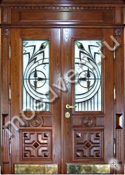 Парадная стальная двустворчатая дверь с резьбой по массиву, стеклом и ковкой - купить от производителя Мосдвери Парадная стальная двустворчатая дверь с резьбой по массиву, стеклом и ковкой